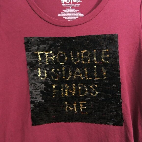 Harry Potter Burgundy Graphic Tee Sequined High Low Top Wizards Trouble Magic M - Picture 3 of 8